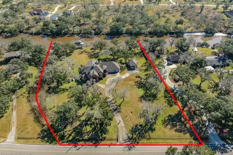 692 County Road 605 Angleton TX 77515