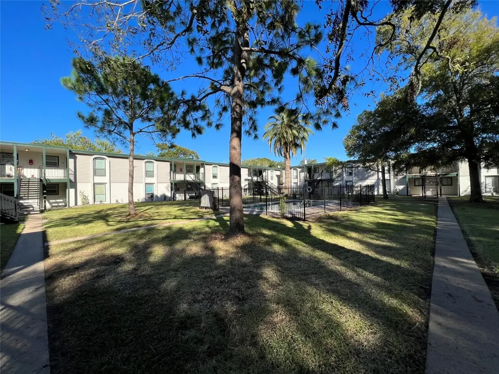 130 Oyster Creek Drive 21 Lake Jackson TX 77566