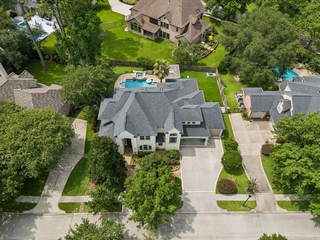 25 Club Oak Court Kingwood TX 77339