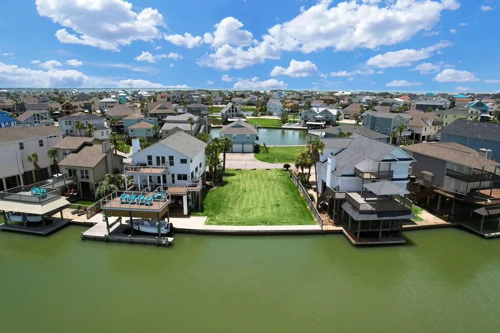 1318 Outrigger Tiki Island TX 77554