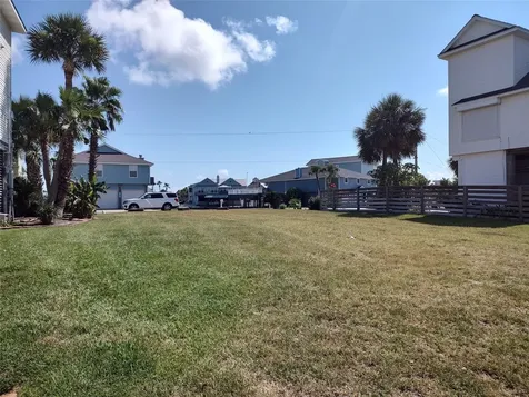 1318 Outrigger Tiki Island TX 77554