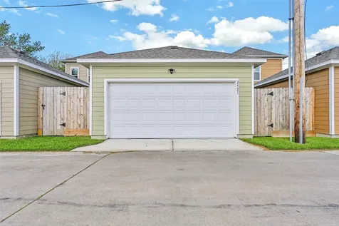 2521 S Houston Avenue Pearland TX 77581