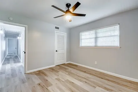5122 W Bellfort Avenue Houston TX 77035