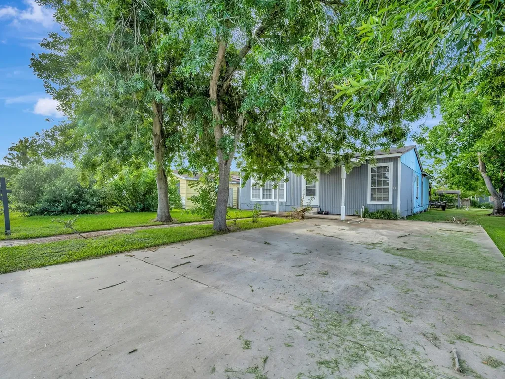 1214 W 6th Street Freeport TX 77541