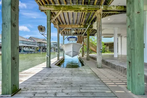 1303 Outrigger Tiki Island TX 77554
