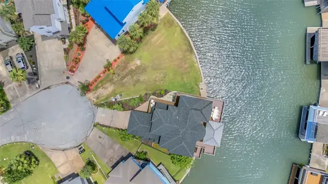 1303 Outrigger Tiki Island TX 77554