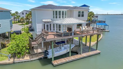 1303 Outrigger Tiki Island TX 77554
