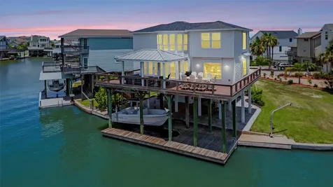 1303 Outrigger Tiki Island TX 77554