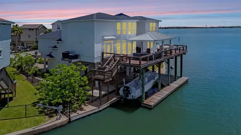 1303 Outrigger Tiki Island TX 77554