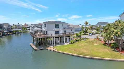 1303 Outrigger Tiki Island TX 77554
