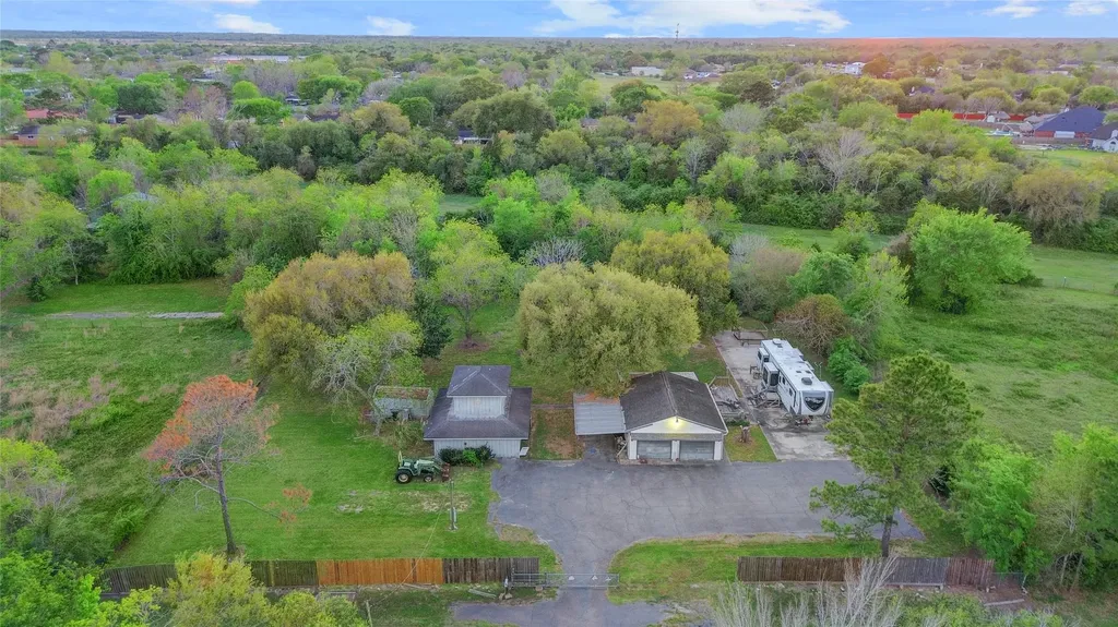 300 Mustang Road Alvin TX 77511