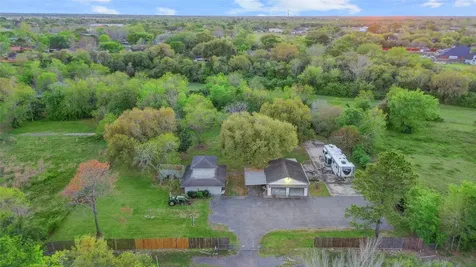 300 Mustang Road Alvin TX 77511