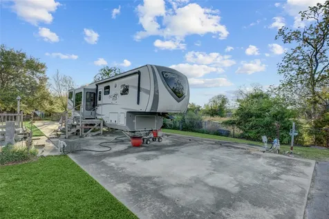 300 Mustang Road Alvin TX 77511