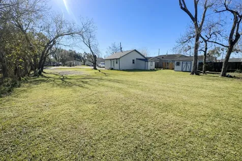 612 Harvey Street Clute TX 77531