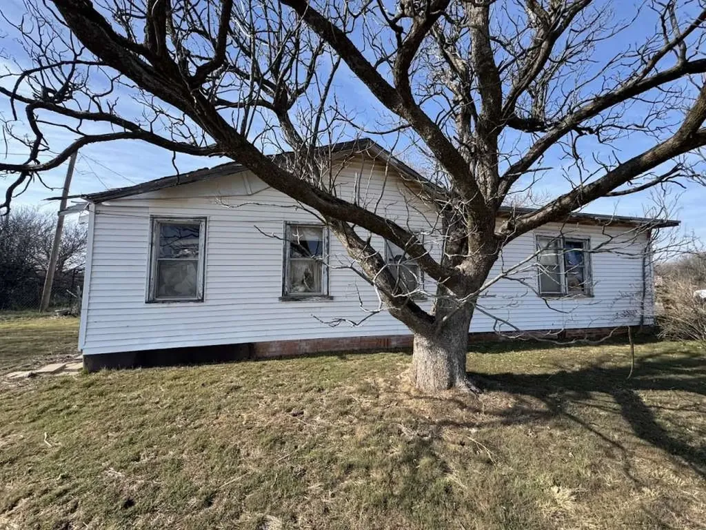 510 E Franklin Avenue Electra TX 76360