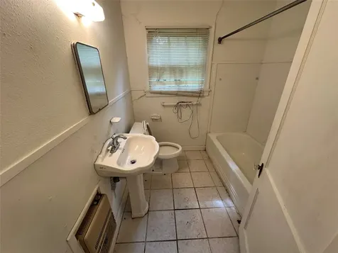 2015 Des Jardines Street Houston TX 77023