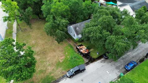 2015 Des Jardines Street Houston TX 77023