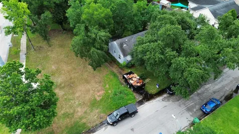 2015 Des Jardines Street Houston TX 77023
