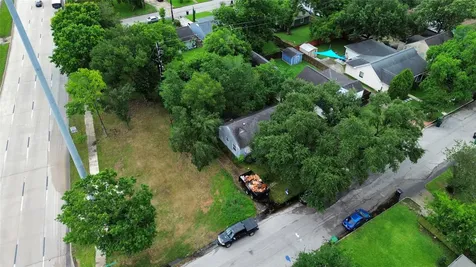 2015 Des Jardines Street Houston TX 77023
