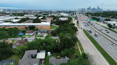 2015 Des Jardines Street Houston TX 77023