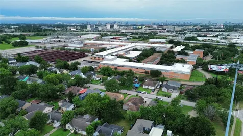 2015 Des Jardines Street Houston TX 77023