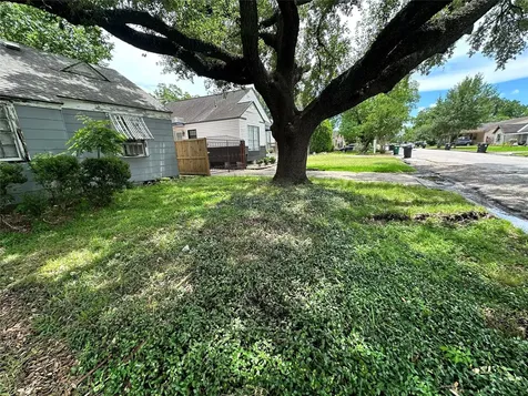 2015 Des Jardines Street Houston TX 77023