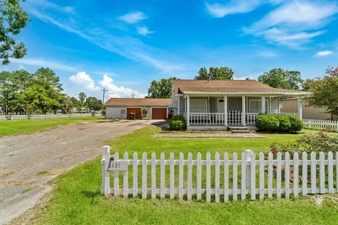 401 Lee Avenue Anahuac TX 77514