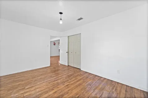 401 Lee Avenue Anahuac TX 77514