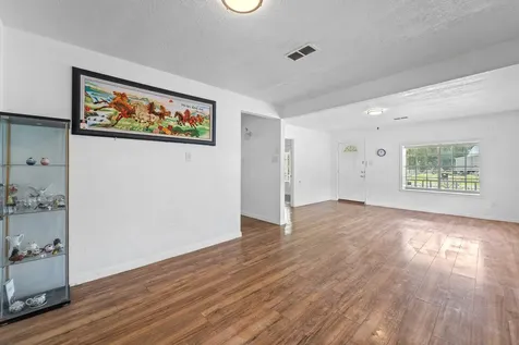 401 Lee Avenue Anahuac TX 77514