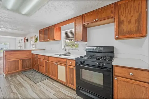 401 Lee Avenue Anahuac TX 77514