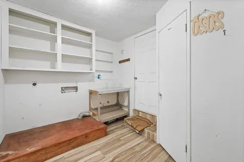401 Lee Avenue Anahuac TX 77514