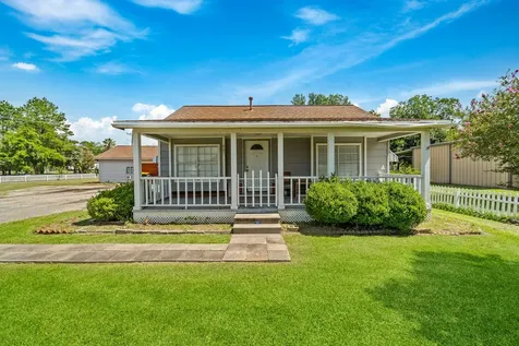 401 Lee Avenue Anahuac TX 77514