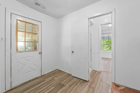 401 Lee Avenue Anahuac TX 77514