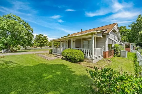 401 Lee Avenue Anahuac TX 77514
