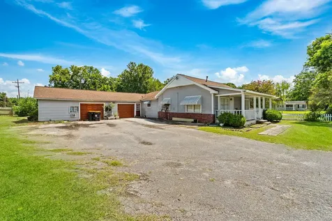 401 Lee Avenue Anahuac TX 77514
