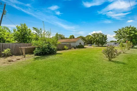 401 Lee Avenue Anahuac TX 77514