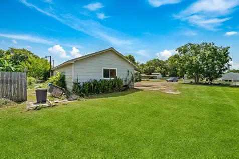 401 Lee Avenue Anahuac TX 77514