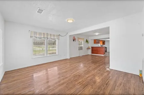 401 Lee Avenue Anahuac TX 77514