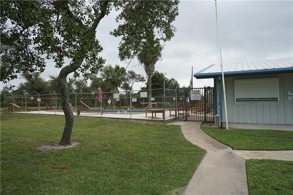 148 W Glen Oak Lane Rockport TX 78382