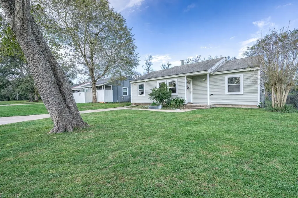 745 Kyle Street Angleton TX 77515