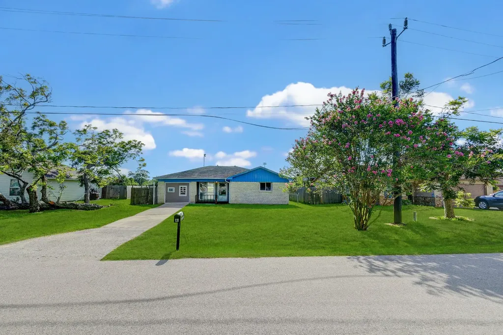 131 Lakewood Drive Clute TX 77531