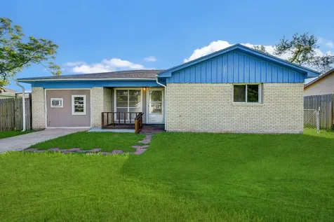 131 Lakewood Drive Clute TX 77531