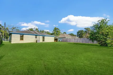 131 Lakewood Drive Clute TX 77531