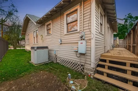 817 Henderson Street Houston TX 77007