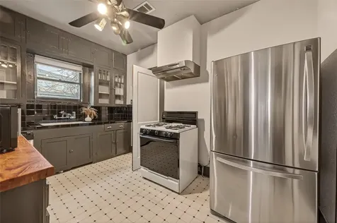 817 Henderson Street Houston TX 77007