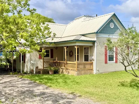 706 West Street Yoakum TX 77995