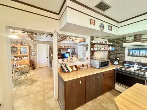 706 West Street Yoakum TX 77995