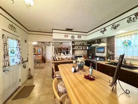 706 West Street Yoakum TX 77995