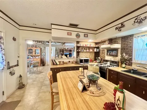 706 West Street Yoakum TX 77995