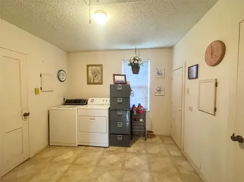 706 West Street Yoakum TX 77995